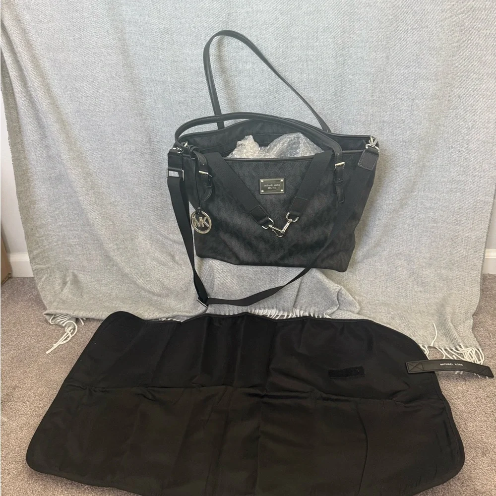 Michael Kors Black Embossed Baby Diaper Handbag With Baby Changing Pad & Pockets - Picture 10 of 10